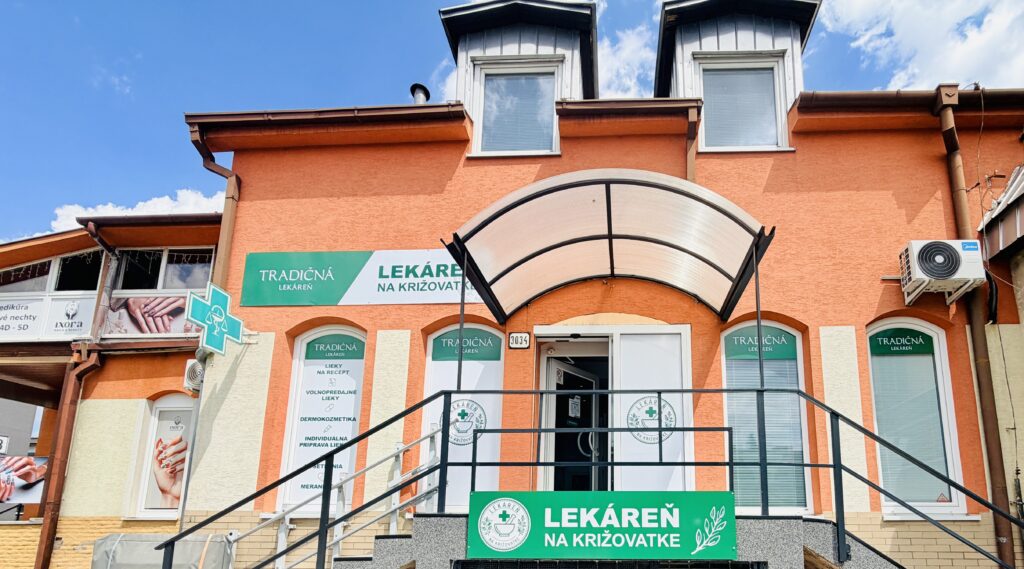Lekáreň Na križovatke v Seredi - pohľad na budovu